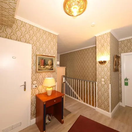 Ξενοδοχείο Am Ehrenhof 2*