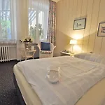 Am Ehrenhof 2*