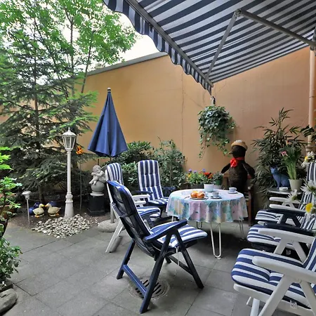Hotel Am Ehrenhof 2*